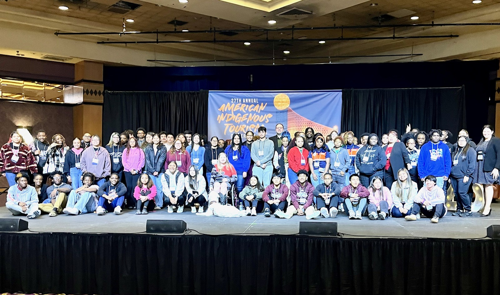 3. 参加年会的高中生.jpg